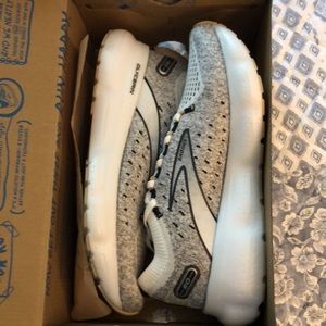 BRAND NEW WITH TAGS BROOKS GLYCERIN STEALTHFIT20